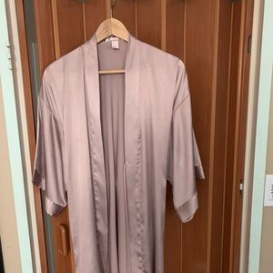 ❤️5/20 ❤️Victoria’s Secret satin robe in pink